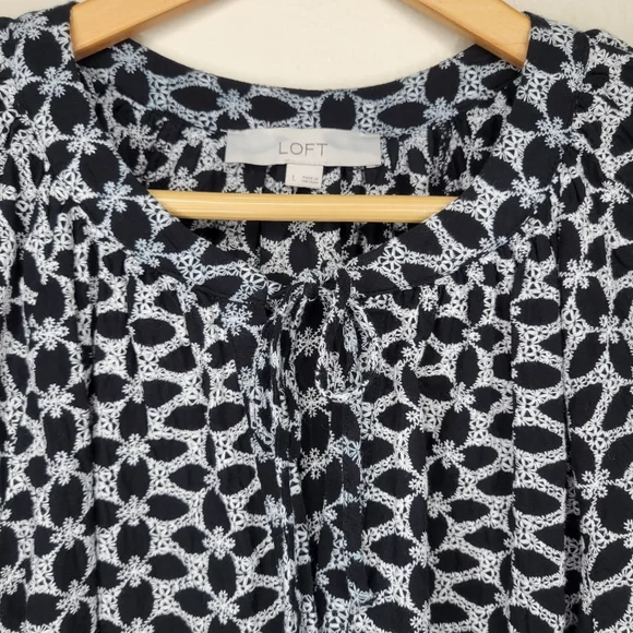 LOFT Textured Puff Sleeve Blouse, Size L - Picture 4 of 6